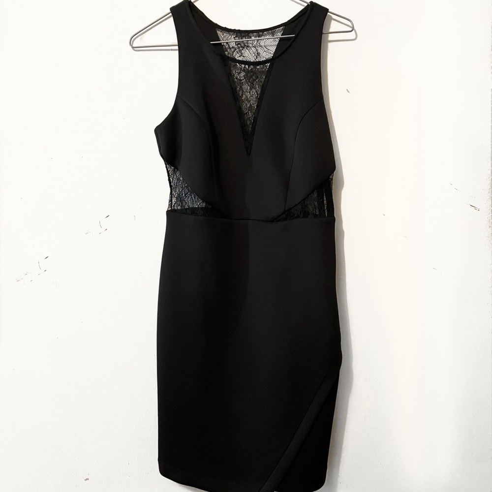 Guess: Simple black dress with lace and a slit